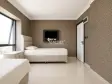 GÜMÜLDÜR&#39;DE SAHİLE 160 M 50 YATAK KAPASİTELİ RUHSATLI BUTİK OTEL