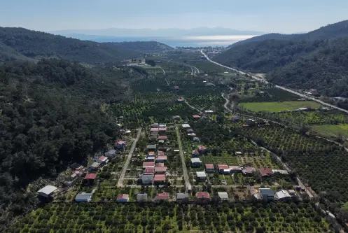 AHMETBEYLİDE SAHİLE YAKIN SATILIK 203 M2 2026 YAZINA MUHTEŞEM GİRECEĞİNİZ BAHÇELER