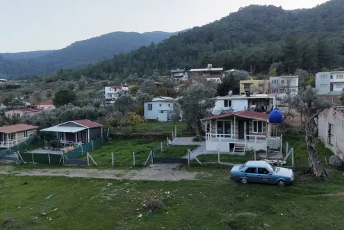 DEĞİRMENDERE KÖY İÇİNDE SATILIK 186 M2 BAHÇE ETRAFI ÇEVRİLİ 65 M2 PREFABRİK EV