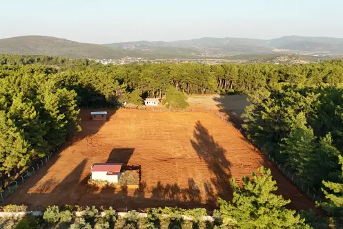 İZMİR ATAKÖY ÇAMARASINDA SATILIK 210 M2 ELEKTRİK SUYU OLAN HARİKA BAHÇELER