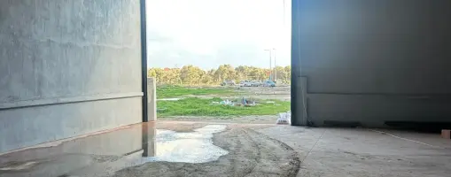 ZİRVE GAYRİMENKUL&#39;DEN MENDERESTE MERKEZİ KONUMDA 600 M2 DEPO