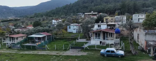 DEĞİRMENDERE KÖY İÇİNDE SATILIK 186 M2 BAHÇE ETRAFI ÇEVRİLİ 65 M2 PREFABRİK EV