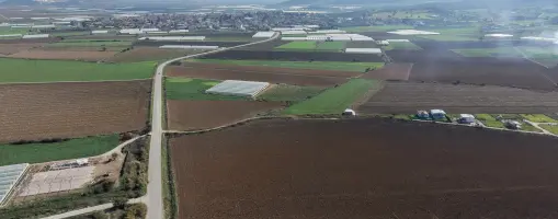 İZMİR SANCAKLIDA SATILIK TEKTAPU 4.700 M2 ANAYOLA YAKIN KÖŞE TARLA