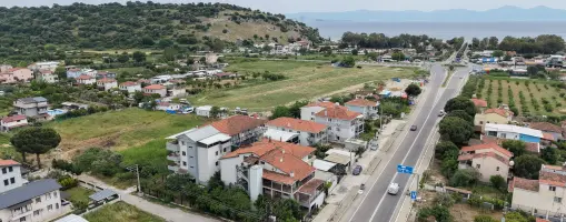 AHMETBEYLİ SAHİL ANACADDEDE SATILIK TEKTAPU 750 M2 ARSA KELEPİR FİYATA