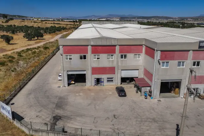 MENDERESTE HAVALİMANINA YAKIN 1380 m² KİRALIK DEPO