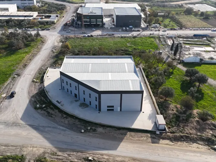 Kemalpaşa Organize&#38;#39;de 1600 m2 Kiralık Fabrika
