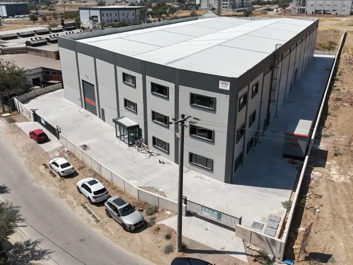 Kemalpaşa Organize&#38;#39;de 3700 m2 Kiralık Fabrika