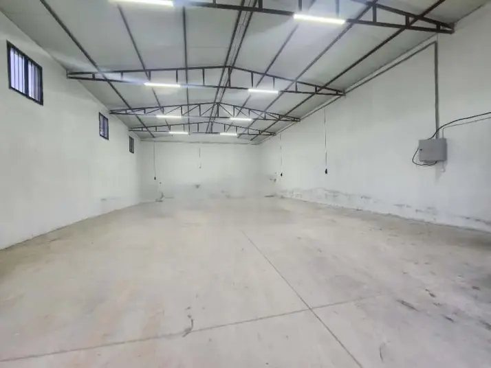 ÜÇ ELMASTAN MERKEZE YAKIN 250 M²KAPALI MUHTEŞEM BİR DEPO/ İŞYERİ