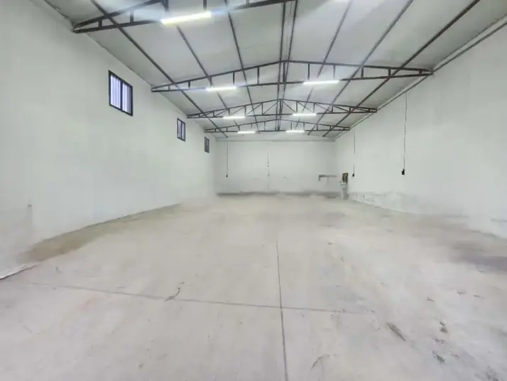 ÜÇ ELMASTAN MERKEZE YAKIN 250 M²KAPALI MUHTEŞEM BİR DEPO/ İŞYERİ