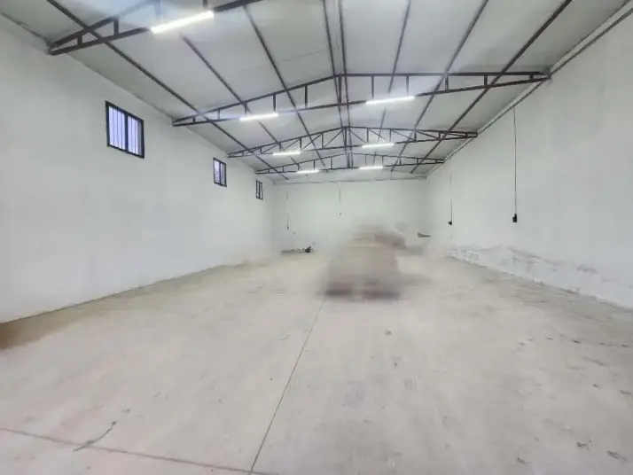 ÜÇ ELMASTAN MERKEZE YAKIN 250 M²KAPALI MUHTEŞEM BİR DEPO/ İŞYERİ