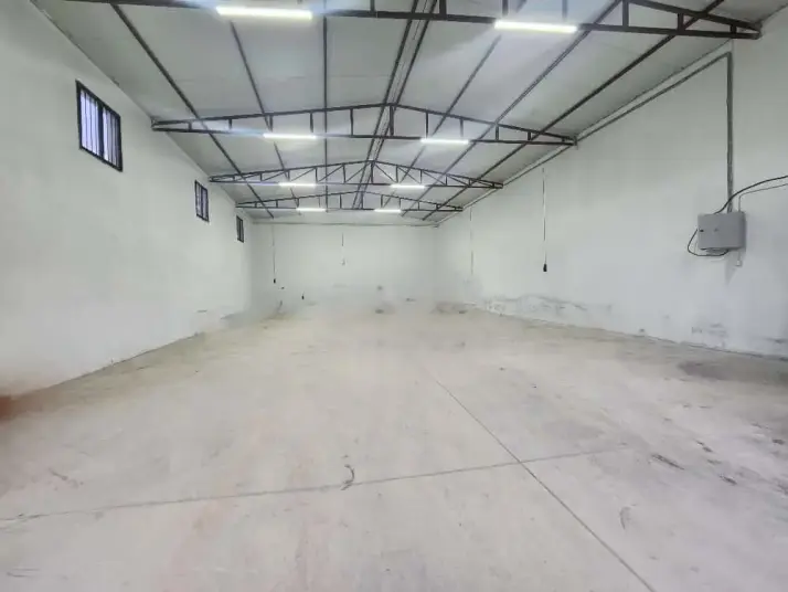 ÜÇ ELMASTAN MERKEZE YAKIN 250 M²KAPALI MUHTEŞEM BİR DEPO/ İŞYERİ