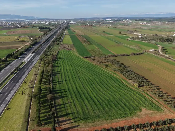 İZMİR HAVAALANINA VE İMARA YAKIN SATILIK TEKTAPU 1.400 M2 YATIRIMLIK ARAZİ