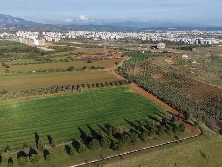 İZMİR HAVAALANINA VE İMARA YAKIN SATILIK TEKTAPU 1.400 M2 YATIRIMLIK ARAZİ