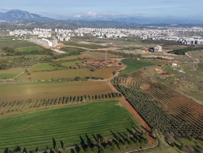 İZMİR HAVAALANINA VE İMARA YAKIN SATILIK TEKTAPU 1.400 M2 YATIRIMLIK ARAZİ