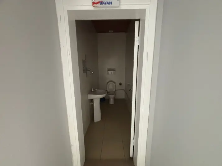 HAVALİMANI KARŞISI 1750 M2 KİRALIK DEPO 