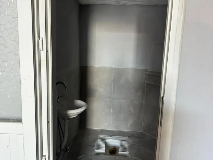 ZİRVE GAYRİMENKUL&#39;DEN MENDERESTE MERKEZİ KONUMDA 600 M2 DEPO