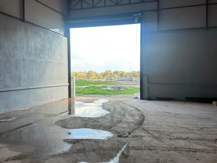 ZİRVE GAYRİMENKUL&#39;DEN MENDERESTE MERKEZİ KONUMDA 600 M2 DEPO