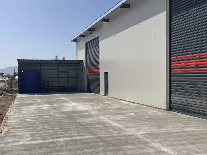 MENDERES KÜNER KAVŞAĞINDA SATILIK 5000M2 KULLANIM ALANLI DEPO