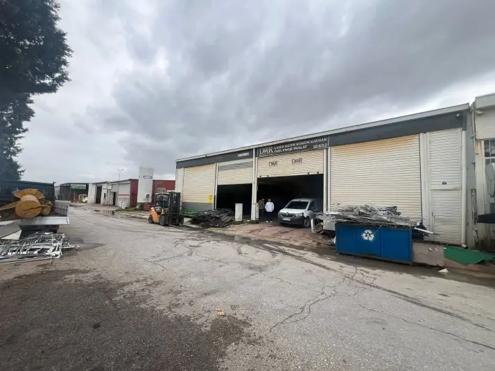 PASİFİKTEN MENDERES KISIK SANAYİ SİTESİNDE 360 M² KAPALI ALANLI ATÖLYE 