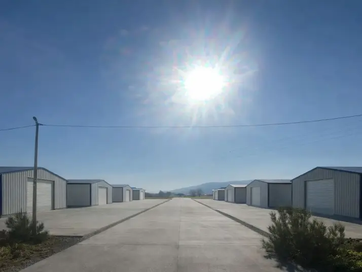 PASİFİKTEN MENDERES ANAYOL ÜZERİ 400 M² &#38; 750 M² KİRALIK DEPOLAR