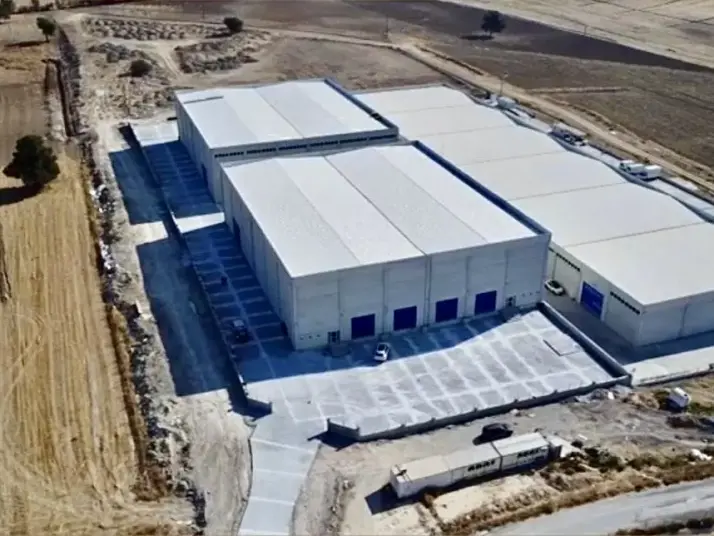 İZMİR | MENDERES OĞLANANASI    5000 m2 arsa içerisinde bulunan  2500 m2 kapalı alana sahip olan depolarımız  KİRALIK &#38; SATILIKTIR.