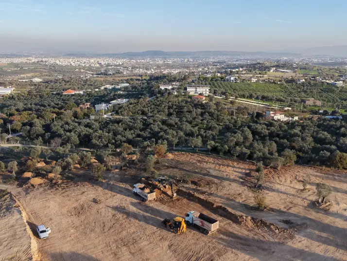 MENDERES AKÇAKÖYDE SATILIK TAPULU 224 M2 MUHTEŞEM MANZARALI YATIRIMLIK BAHÇELER