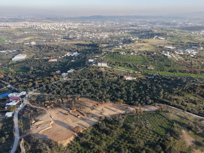 MENDERES AKÇAKÖYDE SATILIK TAPULU 224 M2 MUHTEŞEM MANZARALI YATIRIMLIK BAHÇELER