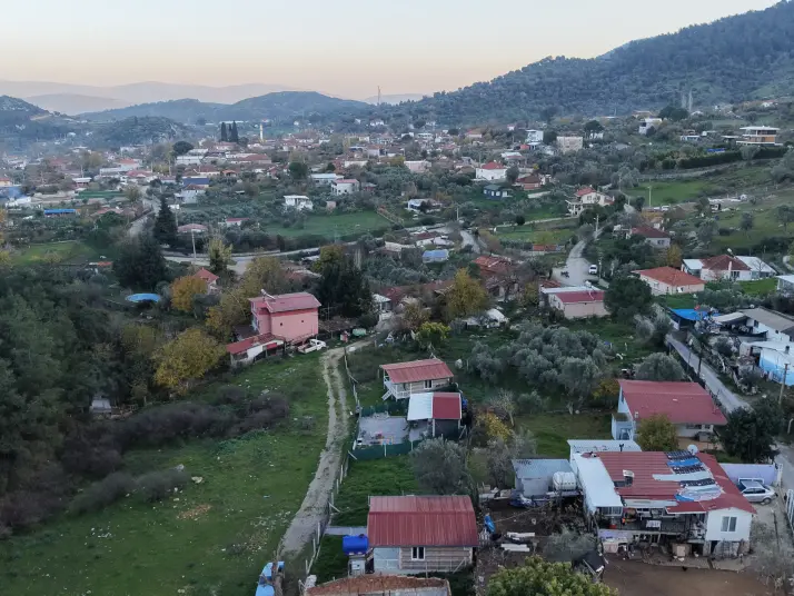 DEĞİRMENDERE KÖY İÇİNDE SATILIK 186 M2 BAHÇE ETRAFI ÇEVRİLİ 65 M2 PREFABRİK EV