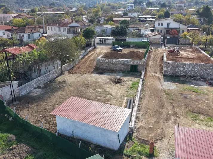 DEĞİRMENDEREDE SATILIK 810 M2 İMARLI TAŞ DUVAR ÇEVRİLİ MUHTEŞEM ARSA