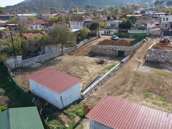 DEĞİRMENDEREDE SATILIK 810 M2 İMARLI TAŞ DUVAR ÇEVRİLİ MUHTEŞEM ARSA