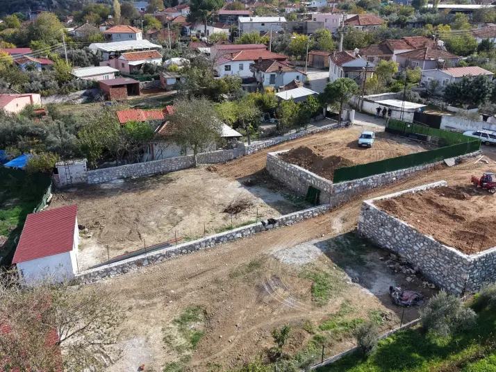 DEĞİRMENDEREDE SATILIK 810 M2 İMARLI TAŞ DUVAR ÇEVRİLİ MUHTEŞEM ARSA