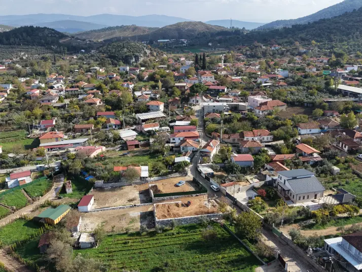 DEĞİRMENDEREDE SATILIK 810 M2 İMARLI TAŞ DUVAR ÇEVRİLİ MUHTEŞEM ARSA