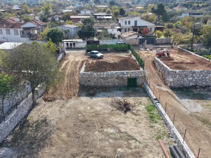 DEĞİRMENDEREDE SATILIK 810 M2 İMARLI TAŞ DUVAR ÇEVRİLİ MUHTEŞEM ARSA