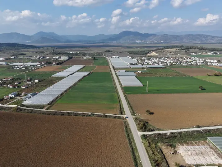 İZMİR SANCAKLIDA SATILIK TEKTAPU 4.700 M2 ANAYOLA YAKIN KÖŞE TARLA