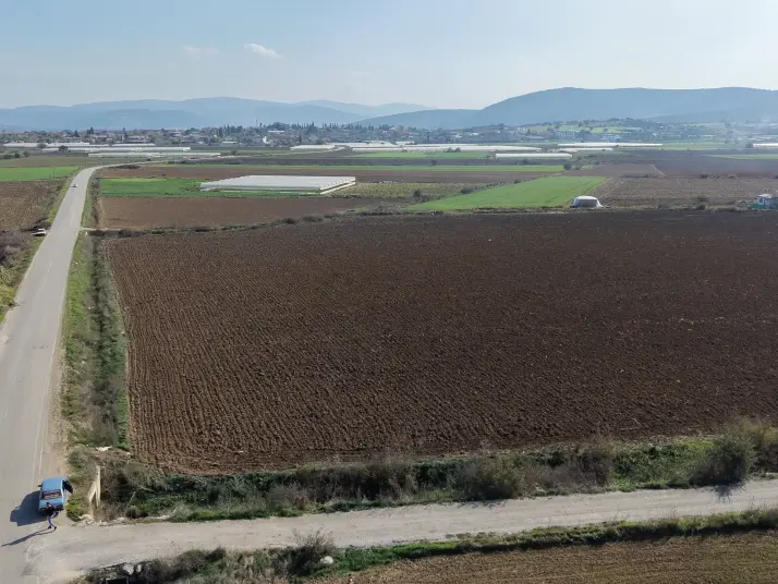 İZMİR SANCAKLIDA SATILIK TEKTAPU 4.700 M2 ANAYOLA YAKIN KÖŞE TARLA