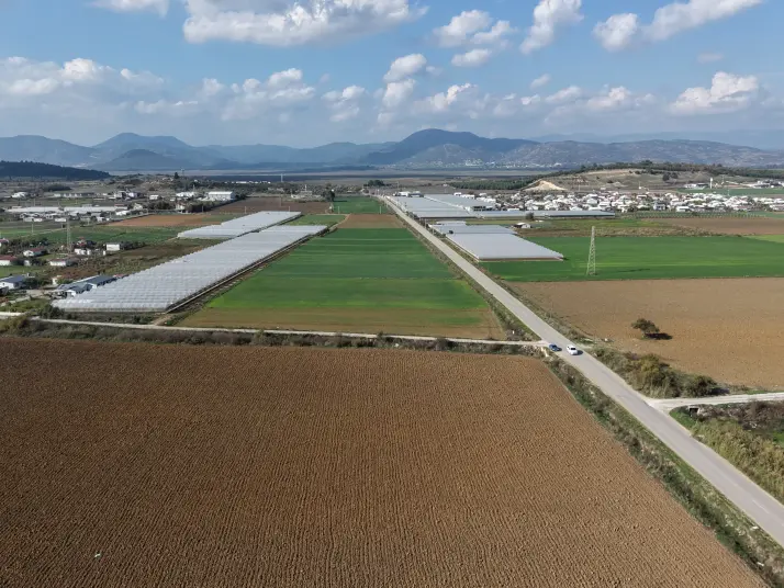 İZMİR SANCAKLIDA SATILIK TEKTAPU 4.700 M2 ANAYOLA YAKIN KÖŞE TARLA