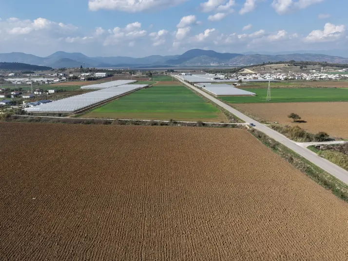 İZMİR SANCAKLIDA SATILIK TEKTAPU 4.700 M2 ANAYOLA YAKIN KÖŞE TARLA