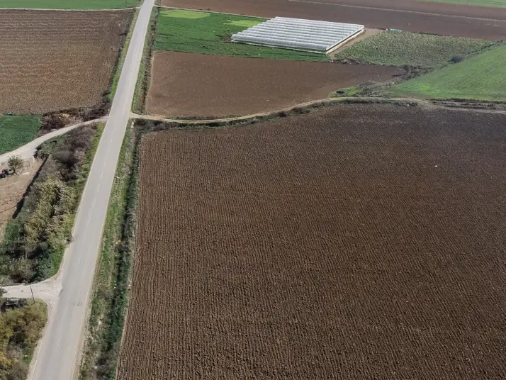 İZMİR SANCAKLIDA SATILIK TEKTAPU 4.700 M2 ANAYOLA YAKIN KÖŞE TARLA