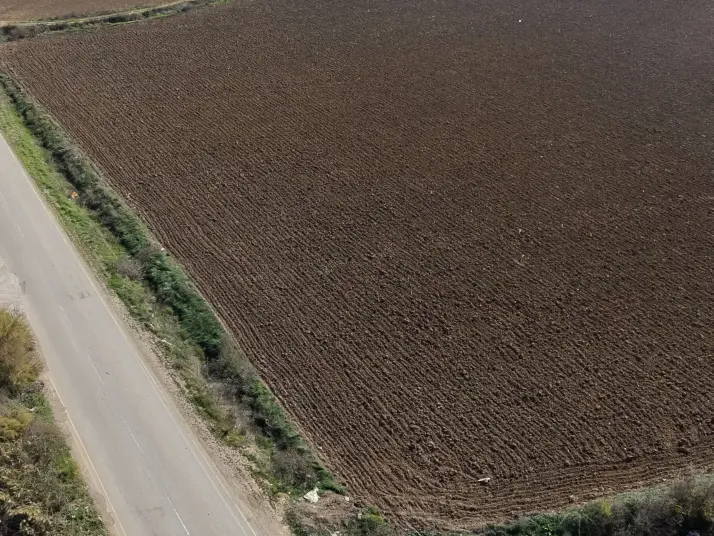 İZMİR SANCAKLIDA SATILIK TEKTAPU 4.700 M2 ANAYOLA YAKIN KÖŞE TARLA