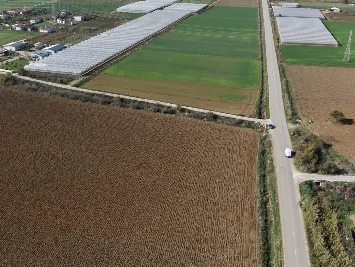 İZMİR SANCAKLIDA SATILIK TEKTAPU 4.700 M2 ANAYOLA YAKIN KÖŞE TARLA