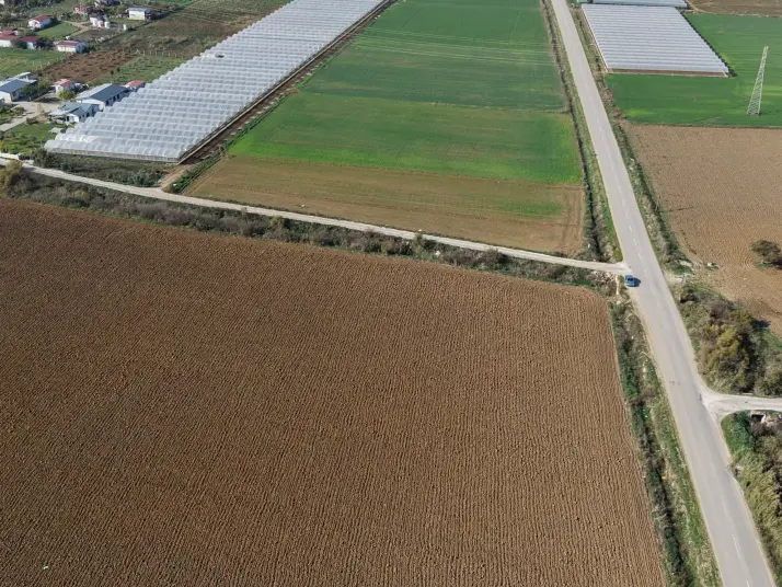İZMİR SANCAKLIDA SATILIK TEKTAPU 4.700 M2 ANAYOLA YAKIN KÖŞE TARLA