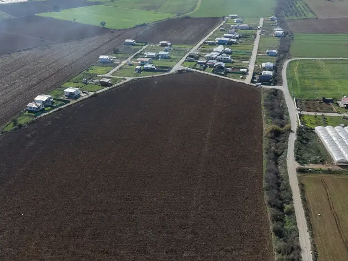 İZMİR SANCAKLIDA SATILIK TEKTAPU 4.700 M2 ANAYOLA YAKIN KÖŞE TARLA