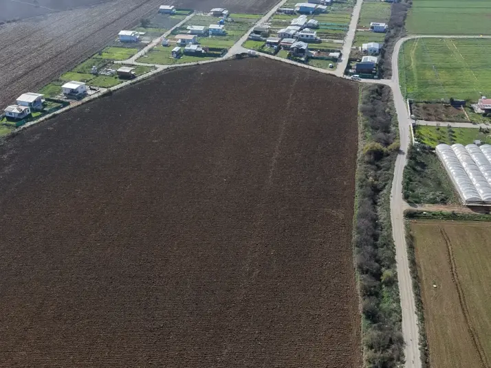 İZMİR SANCAKLIDA SATILIK TEKTAPU 4.700 M2 ANAYOLA YAKIN KÖŞE TARLA