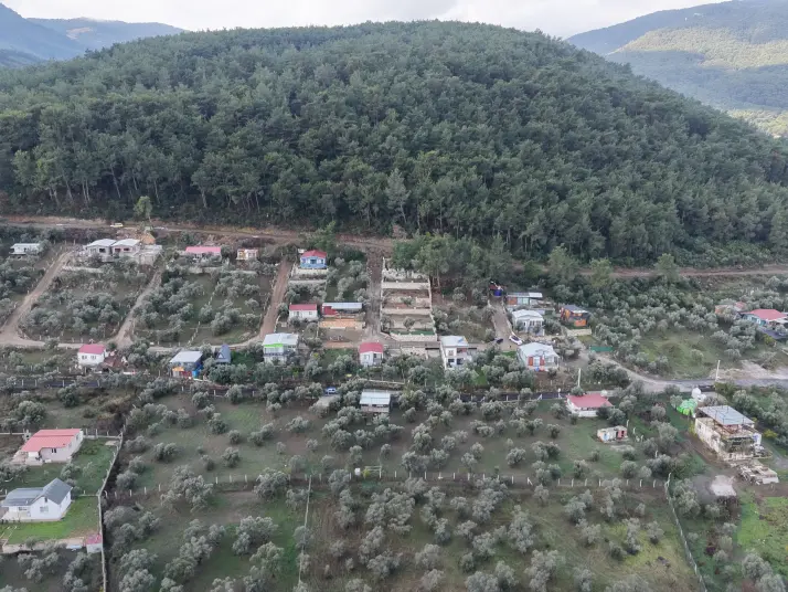 İZMİR ATAKÖYDE SATILIK 4.000 M2 TEKTAPU İÇERİSİNDE 2 EV OLAN ZEYTİNLİK