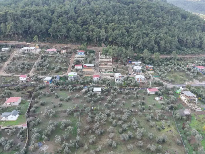 İZMİR ATAKÖYDE SATILIK 4.000 M2 TEKTAPU İÇERİSİNDE 2 EV OLAN ZEYTİNLİK