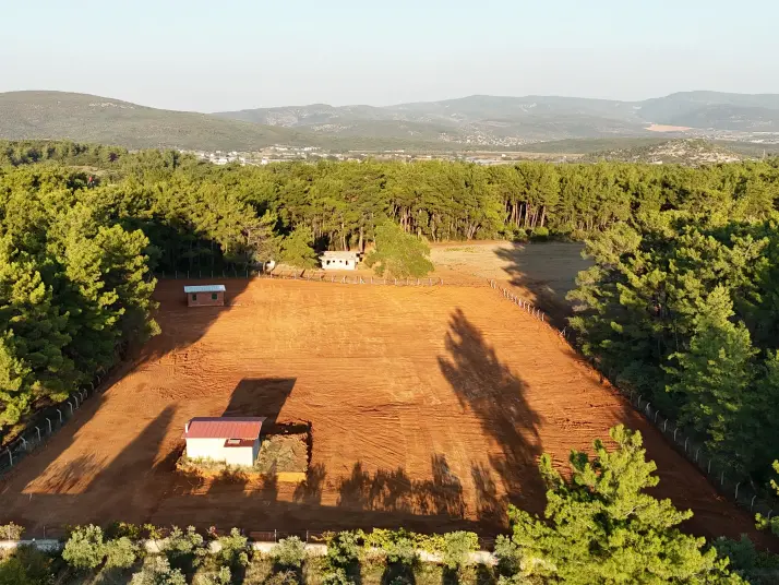 İZMİR ATAKÖY ÇAMARASINDA SATILIK 210 M2 ELEKTRİK SUYU OLAN HARİKA BAHÇELER