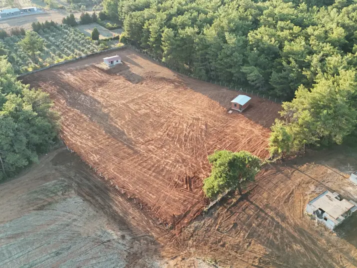 İZMİR ATAKÖY ÇAMARASINDA SATILIK 210 M2 ELEKTRİK SUYU OLAN HARİKA BAHÇELER