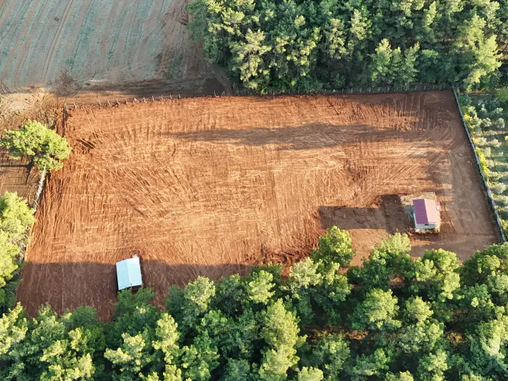 İZMİR ATAKÖY ÇAMARASINDA SATILIK 210 M2 ELEKTRİK SUYU OLAN HARİKA BAHÇELER