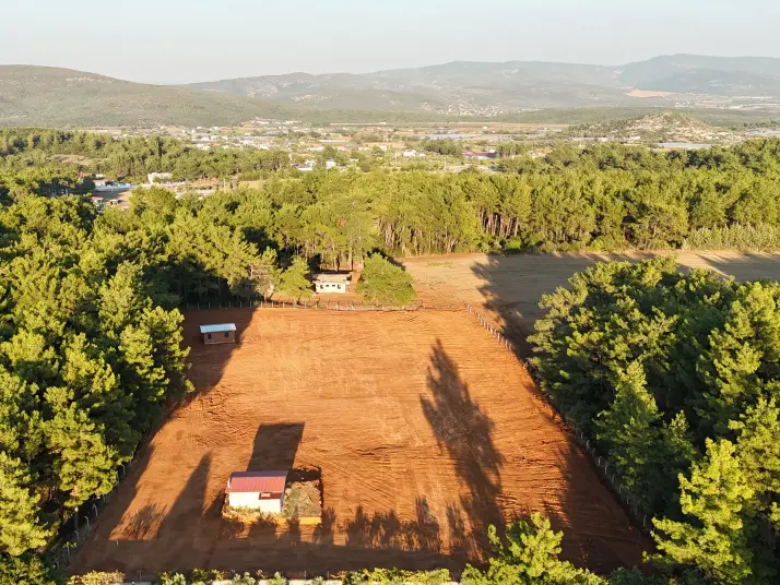 İZMİR ATAKÖY ÇAMARASINDA SATILIK 210 M2 ELEKTRİK SUYU OLAN HARİKA BAHÇELER