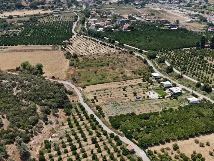 AHMETBEYLİDE SATILIK TEKTAPU 10.400 M2 SAHİLE YAKIN ÇİFTLİK VE BAHÇE